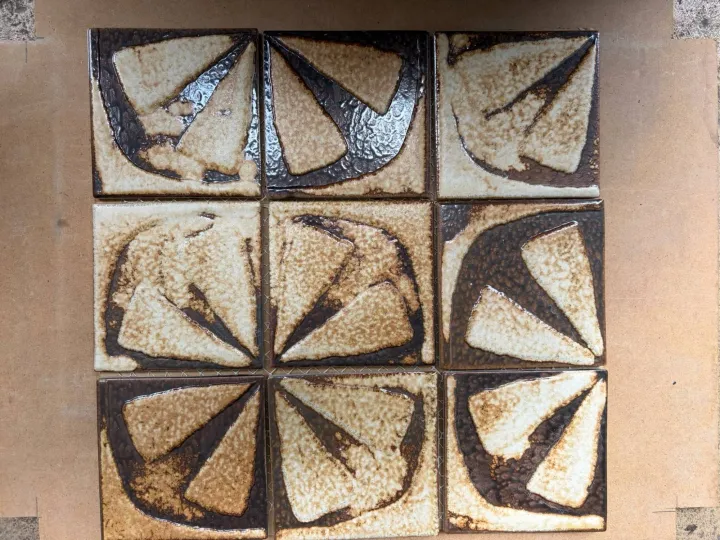 Rustiek bruin reliëfmozaïek met waaiermotief H.U.H. Mosaik COB-1